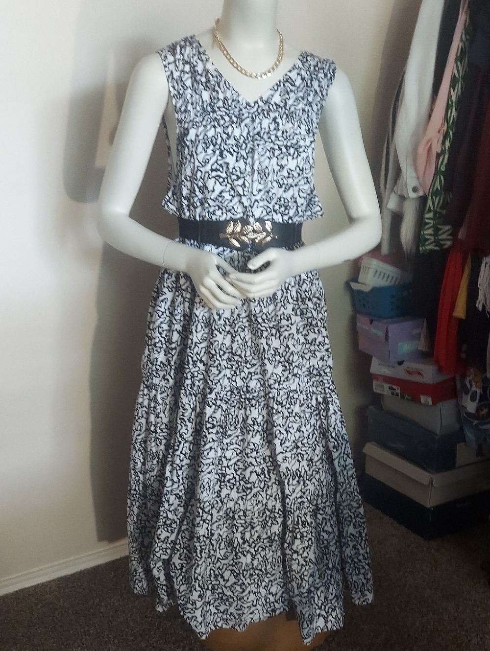 The design includes a gathered elastic waistband for a flattering fit and conven - Picture 13 of 13